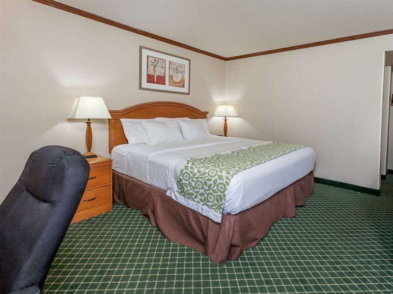 Days Inn & Suites By Wyndham Уоррен Экстерьер фото