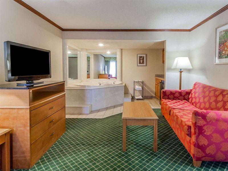 Days Inn & Suites By Wyndham Уоррен Экстерьер фото