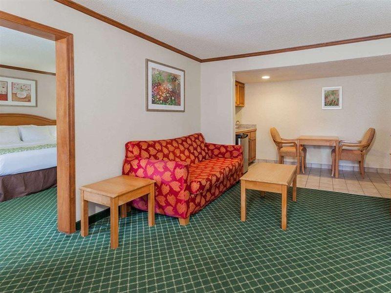 Days Inn & Suites By Wyndham Уоррен Экстерьер фото