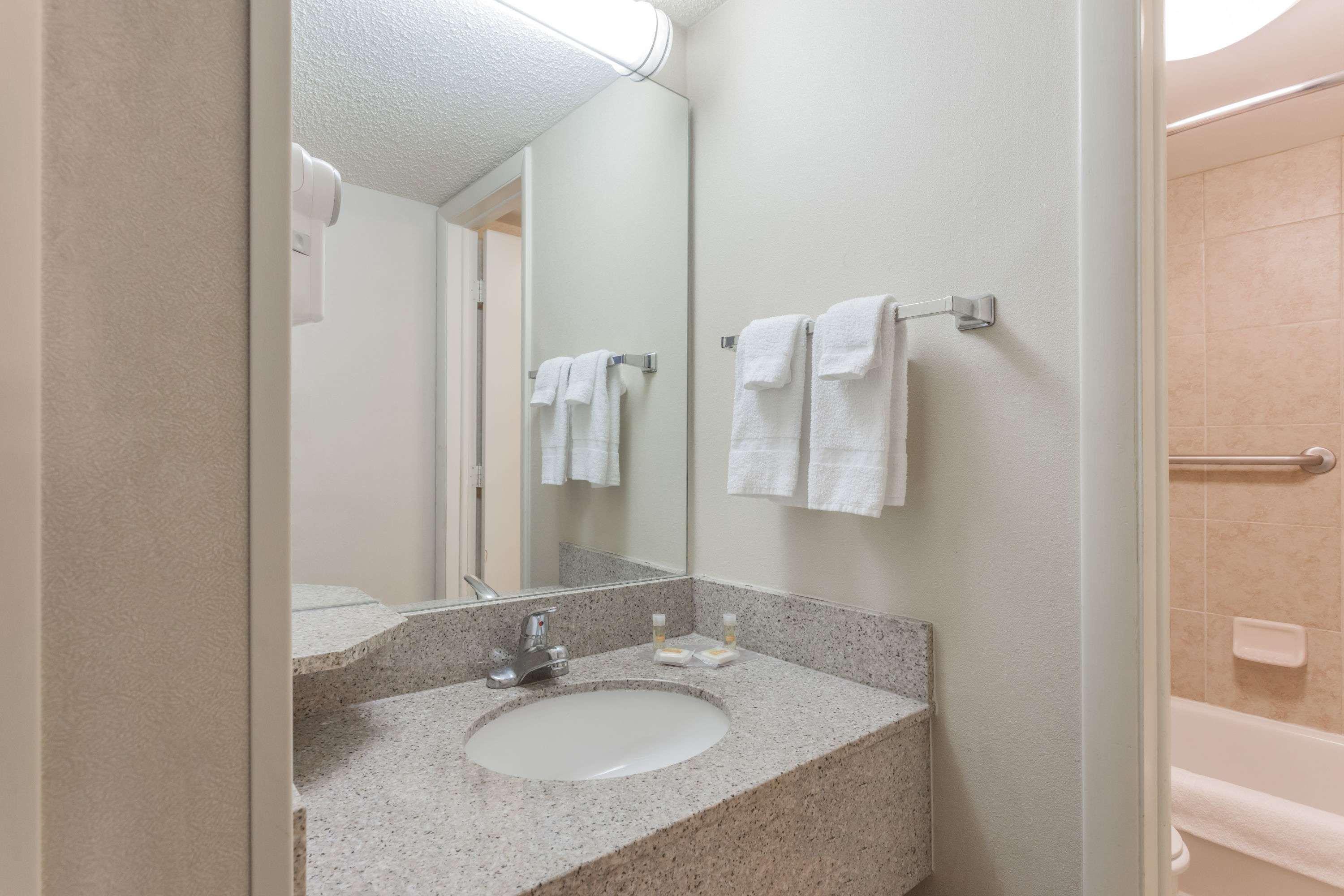 Days Inn & Suites By Wyndham Уоррен Экстерьер фото