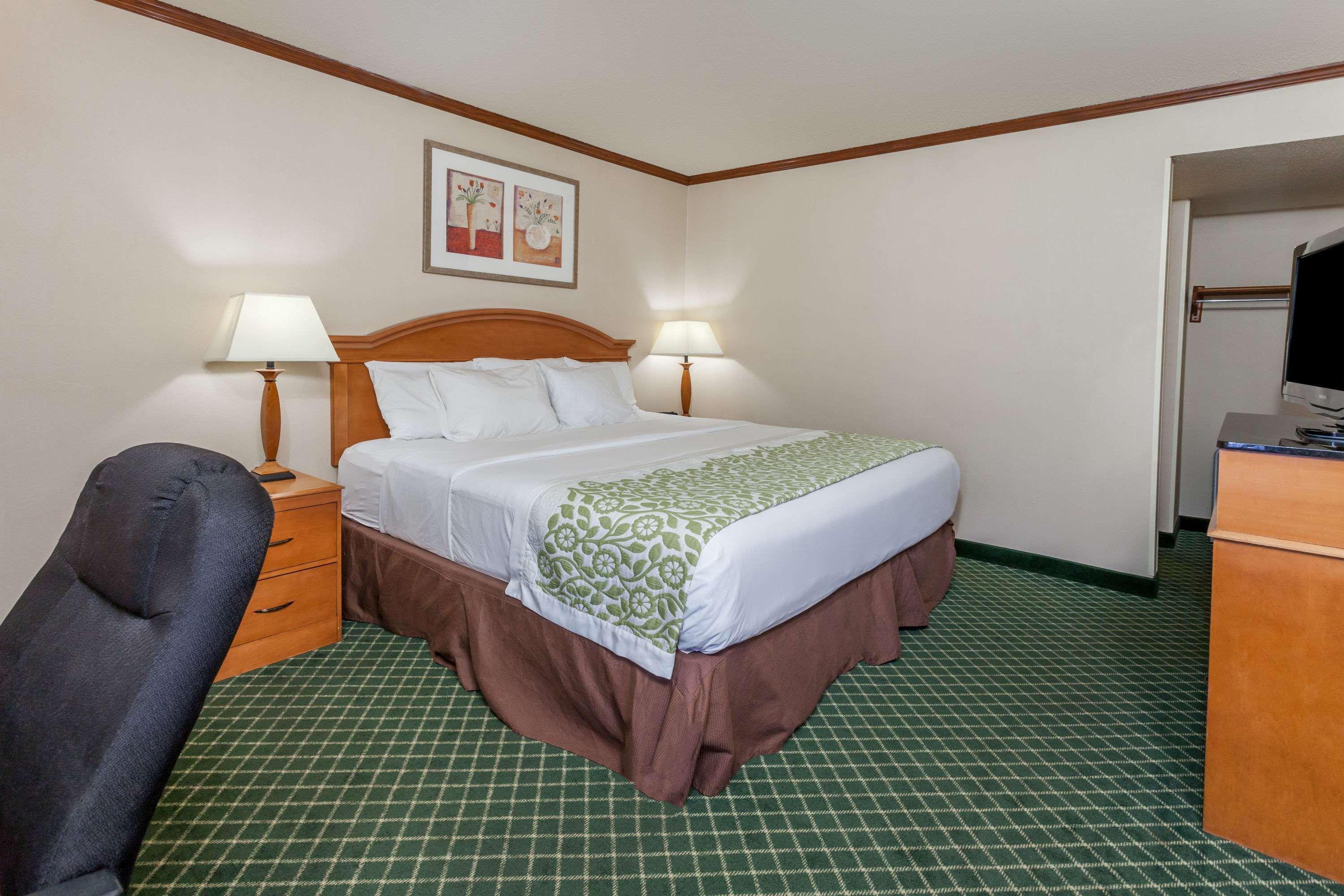 Days Inn & Suites By Wyndham Уоррен Экстерьер фото