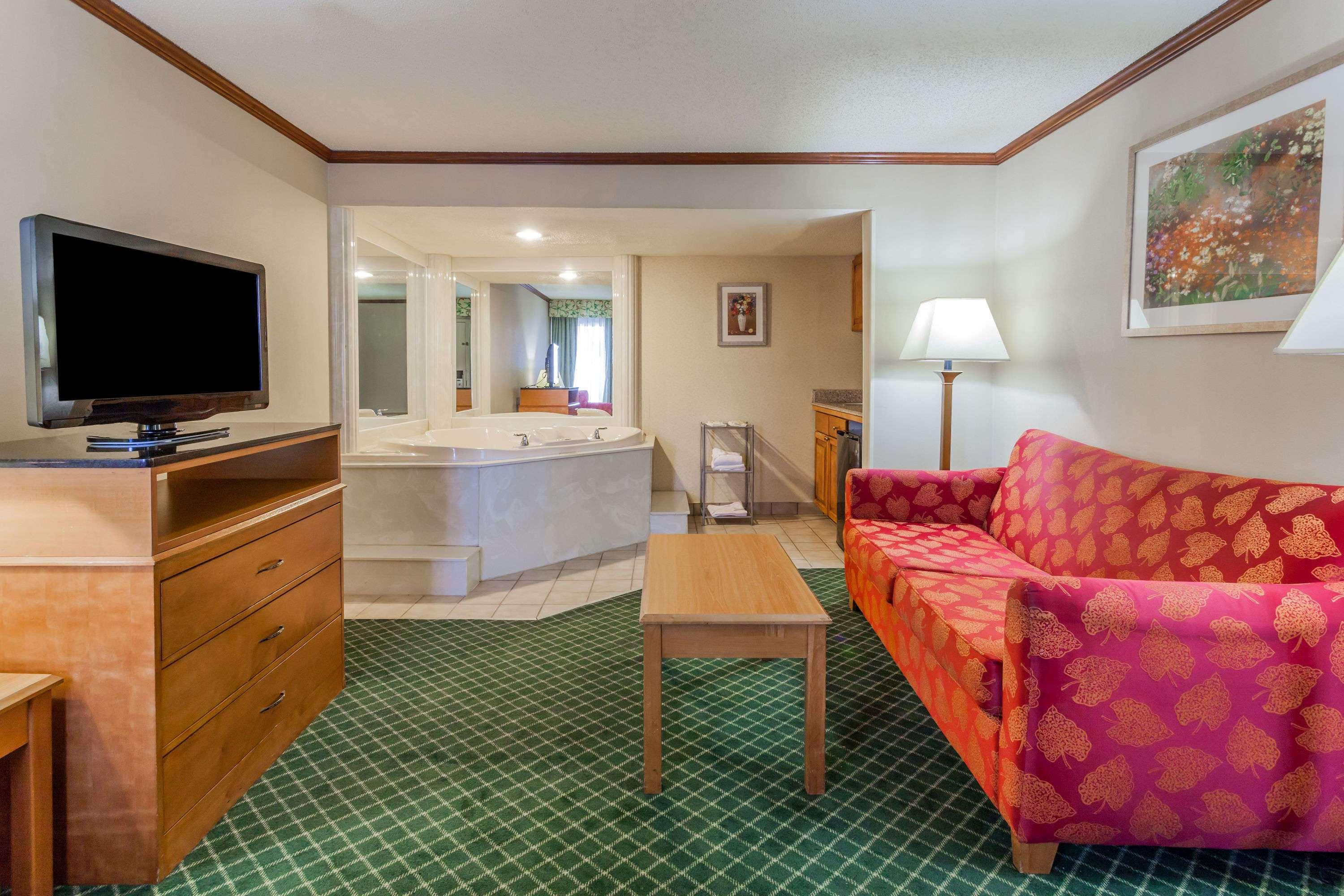 Days Inn & Suites By Wyndham Уоррен Экстерьер фото