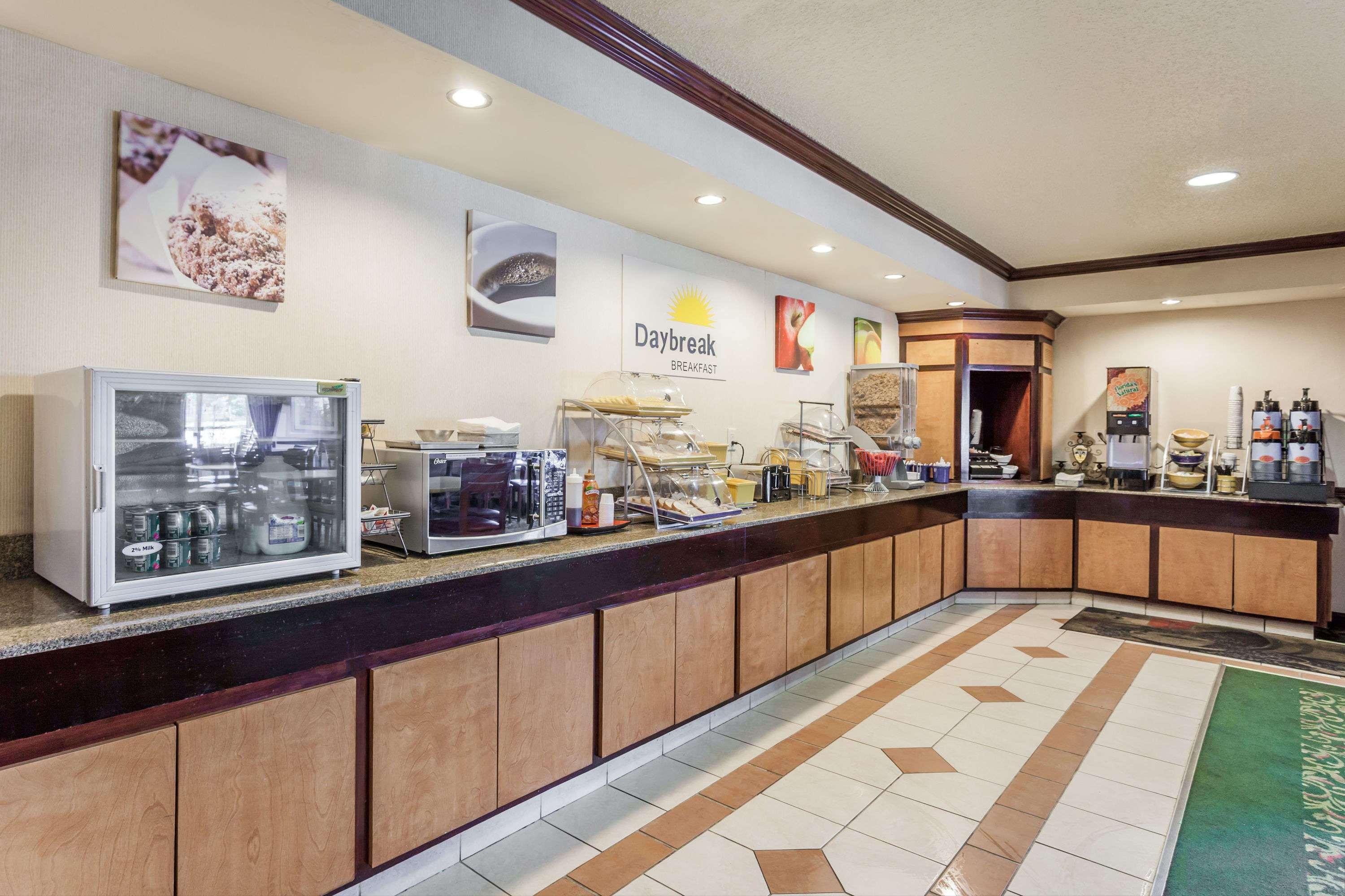 Days Inn & Suites By Wyndham Уоррен Экстерьер фото