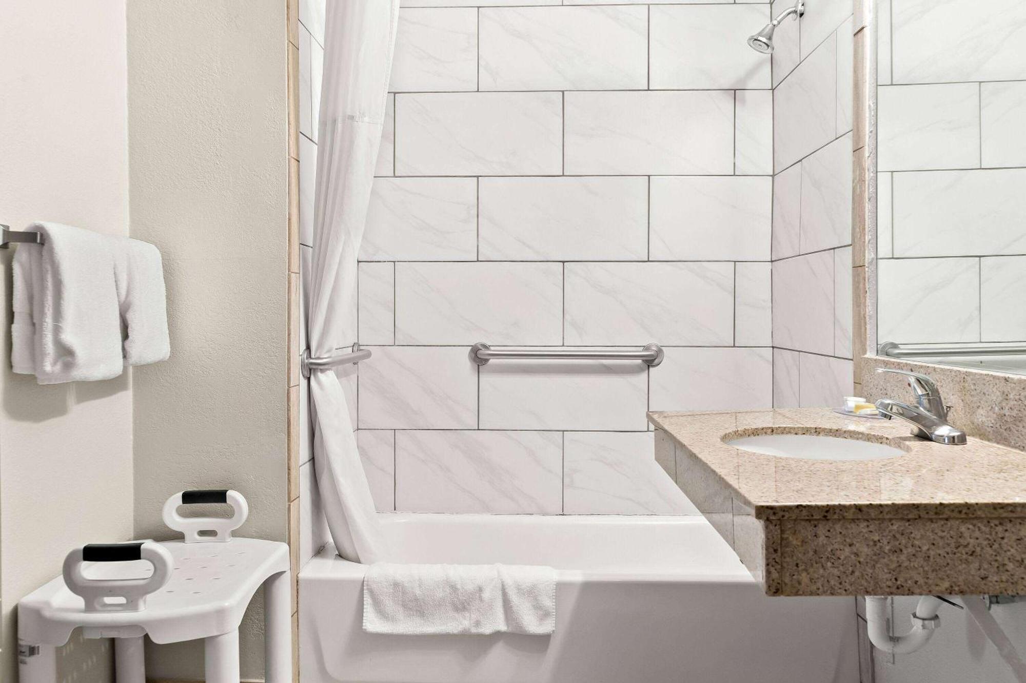 Days Inn & Suites By Wyndham Уоррен Экстерьер фото
