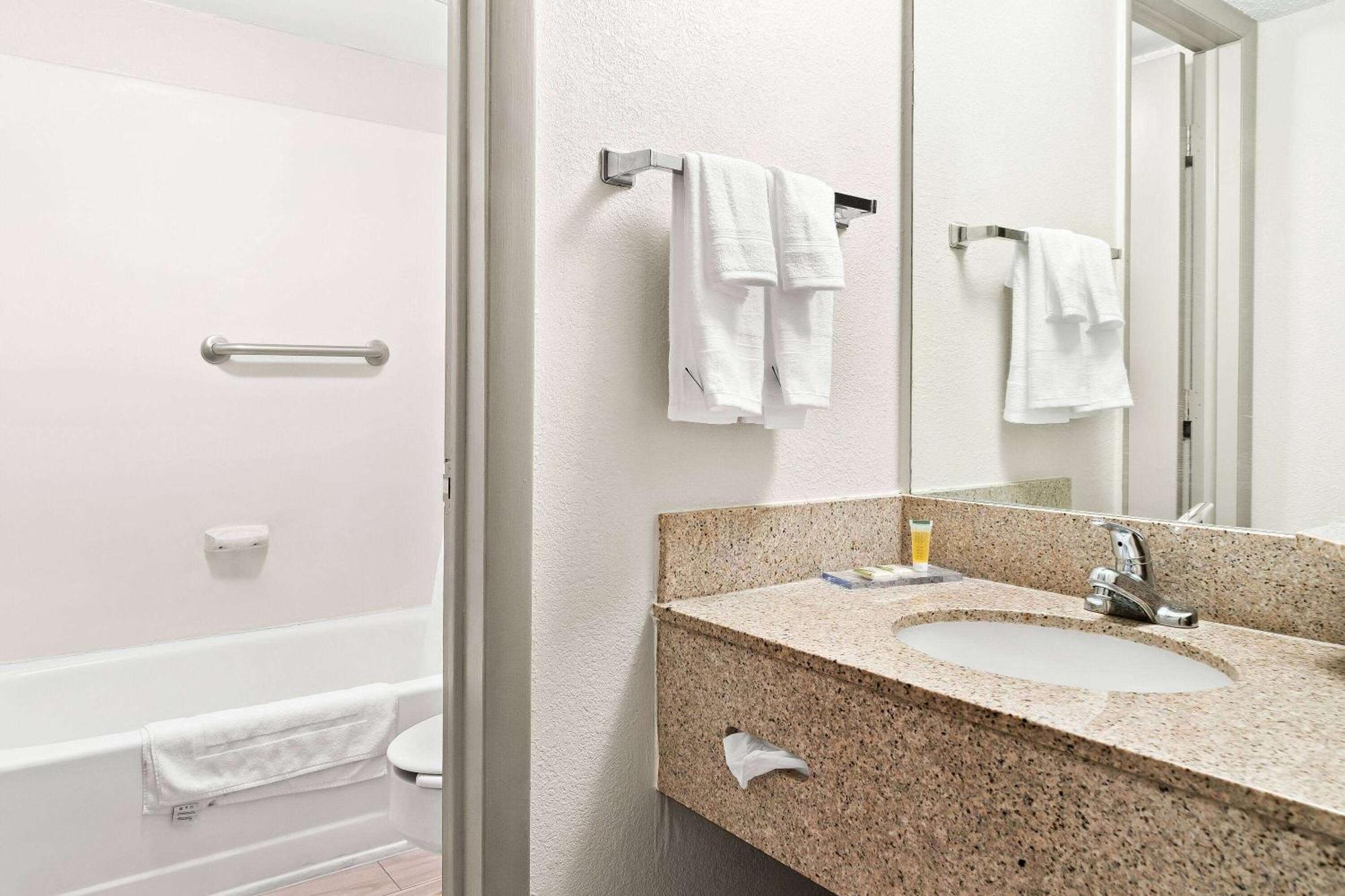 Days Inn & Suites By Wyndham Уоррен Экстерьер фото
