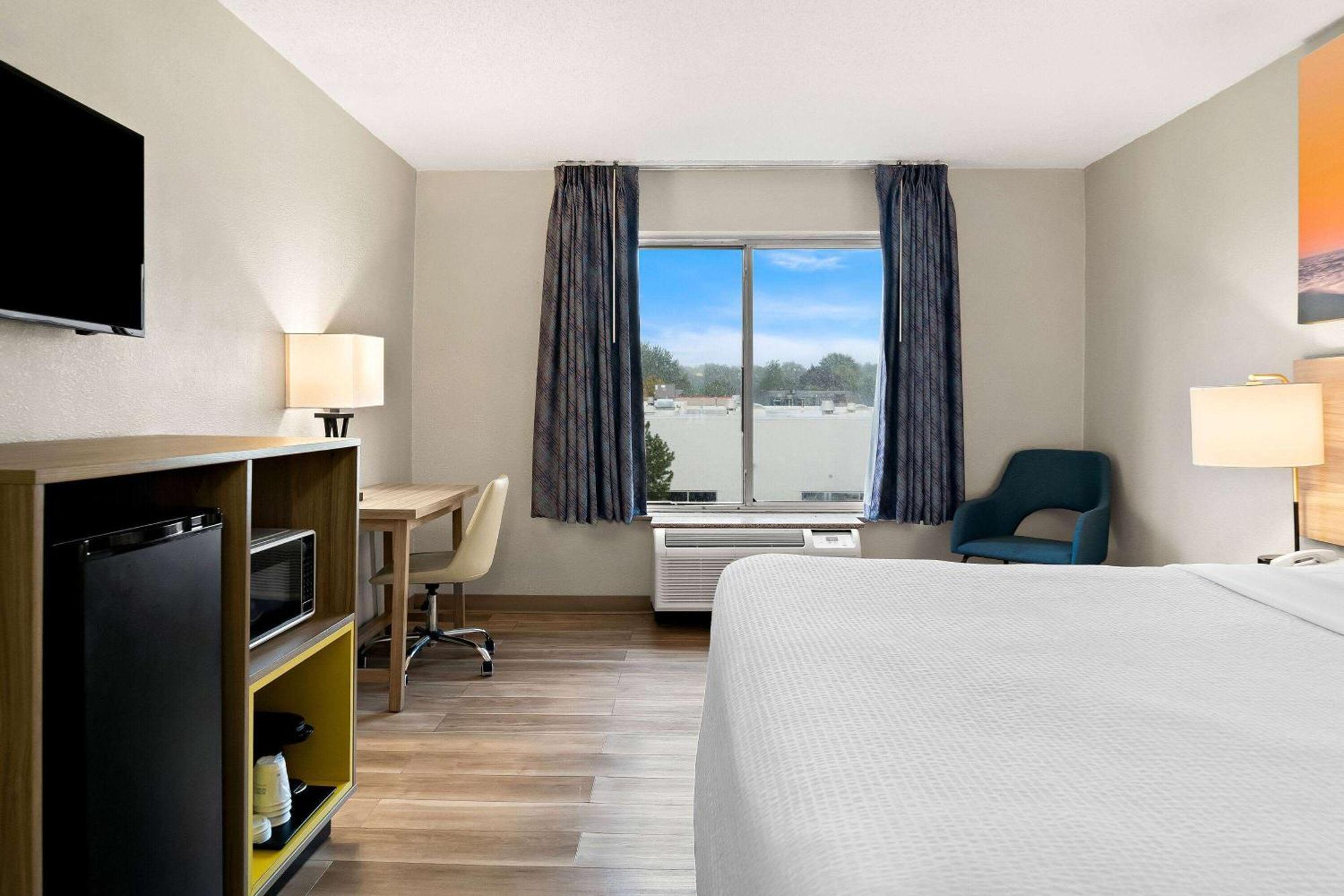 Days Inn & Suites By Wyndham Уоррен Экстерьер фото
