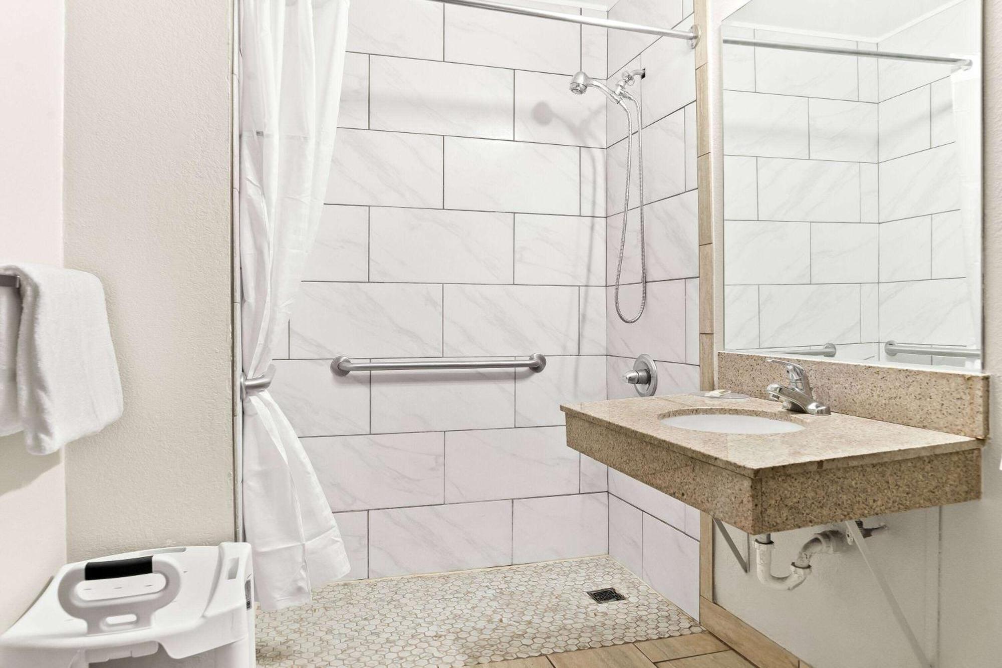 Days Inn & Suites By Wyndham Уоррен Экстерьер фото