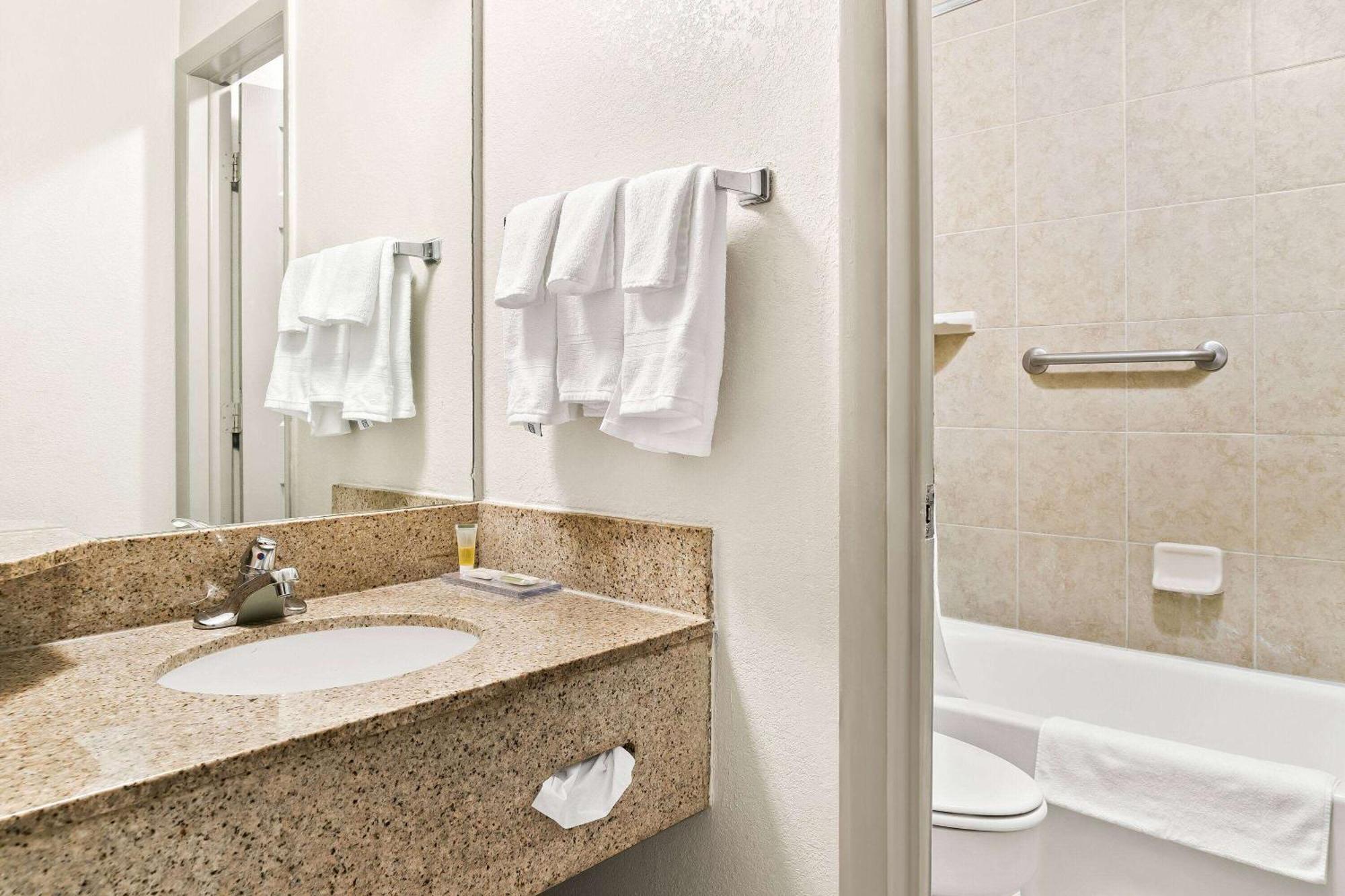 Days Inn & Suites By Wyndham Уоррен Экстерьер фото